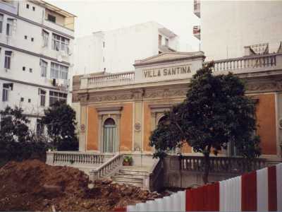 Sull�attuale corso Benedetto Croce, di fronte alla Chiesa Russa, faceva sfoggio di s� la graziosa Villa Santina, �uccisa� in epoca pi� recente: nel 1995. L�immobile, un tempo coperto da verdeggianti arbusti, si alzava dal livello stradale soltanto di un piano, raggiungibile attraverso una piccola scalinata che portava a un ballatoio delimitato da tante colonnine in pietra (foto di Mariano Argentieri)